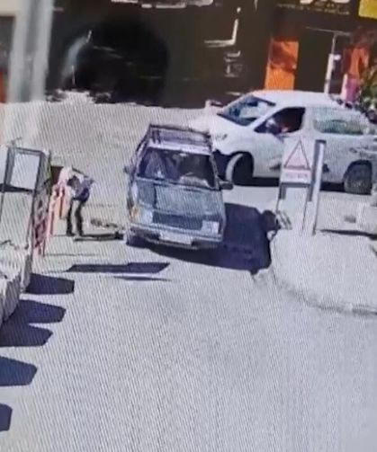 Kozan'da otomobilin yayaya çarptığı kaza kamerada