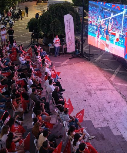 Adana’da Filenin Sultanları’nın şampiyonluk heyecanı dev ekrana taşındı