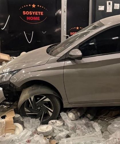 Adana’da kontrolden çıkan iki otomobil peş peşe mağazaya girdi