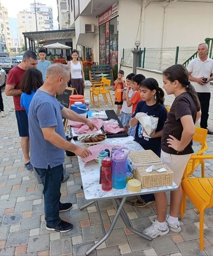Kozanlı çocuklar yangınzedeler için tezgah açtı