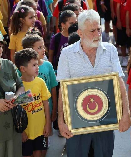 Şehit Samet Özkan’ın ailesi oğullarının adını taşıyan okulu ziyaret etti