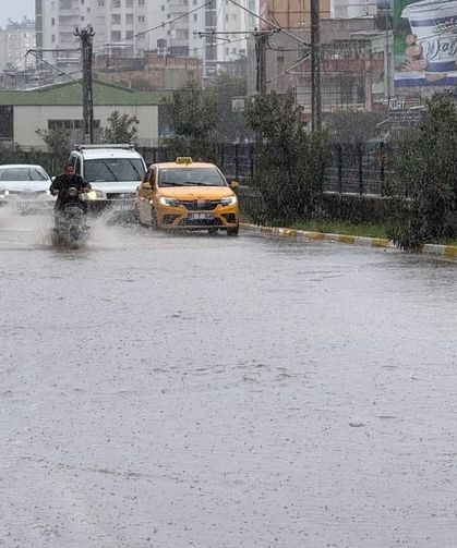 Adana'da yollar adeta göle döndü