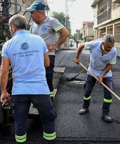 Seyhan’da asfalt mesaisi hafta sonu da sürüyor