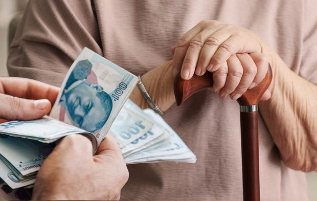 Emeklilerin zam farkı ödeme tarihi belli oldu! SGK duyurdu