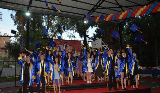 Adana Final Okulları’nda mezuniyet coşkusu yaşandı