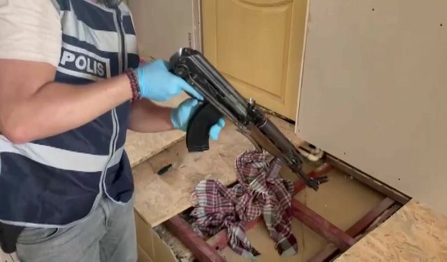 Adana’da ev zeminine gizlenen cephanelik ortaya çıktı