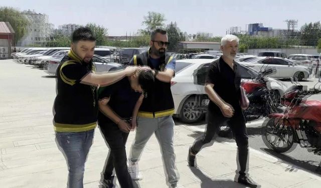 Adana’da mezarlıkta hırsızlık anı kamerada!
