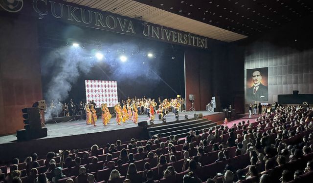Adana’da öğretmenlerden müzik ve dans şöleni