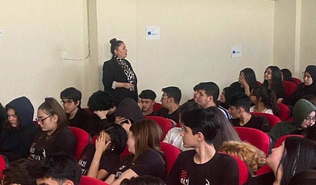 Doç. Dr. Aybek, gençlere medya okuryazarlığını anlattı