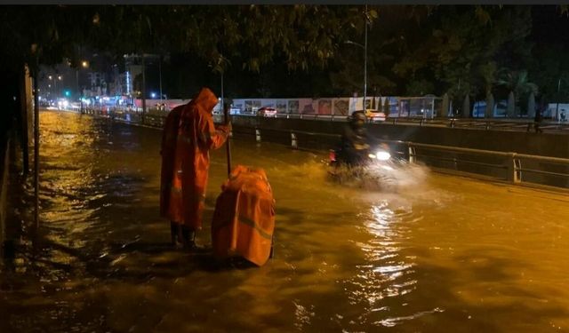 Osmaniye’de yollar göle döndü, yıldırım geceyi aydınlattı