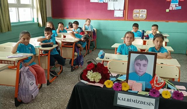 Sınıf arkadaşları Mehmet Efe’yi sırasında andı