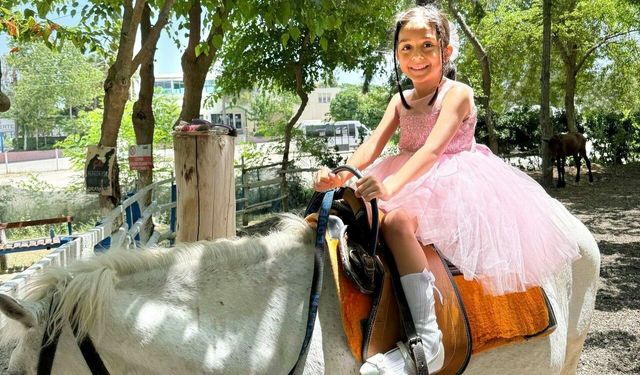 Umay Ekin'e at binmeli doğum günü kutlaması