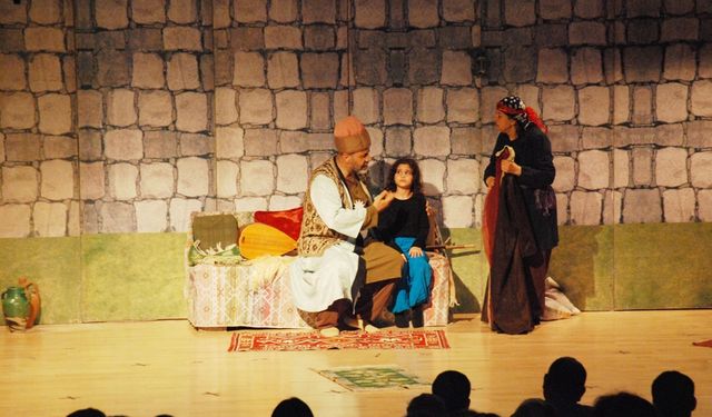 65 yıllık tiyatro geleneği Kadirli sahnesinde