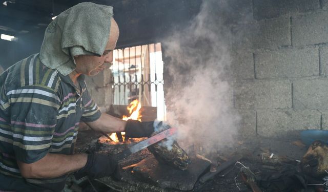 Adana sıcağında kelle paça mesaisi: 100 derecelik ocakta bayram teri
