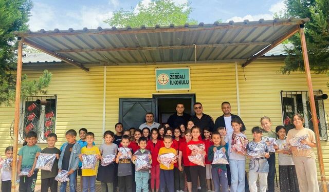"Adana'da 'Oyuncak Kumbarası' projesi: Bin öğrenciden köy okuluna bayram sevinci"