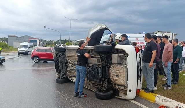 Alkollü sürücü kaza yaptı, yan yatan araç sürücüsü yaralandı