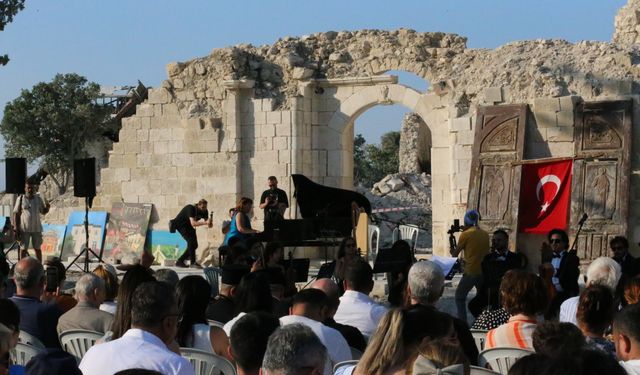 Antakya'da depremde yıkılan kilisenin avlusunda umut buluşması