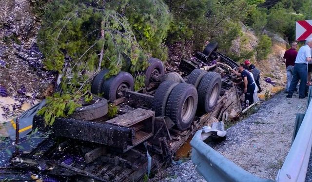 Antalya’da feci kaza: Kamyon devrildi, sürücü hayatını kaybetti