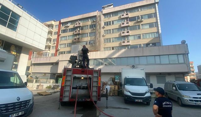 Antalya’da iş merkezinde klima yangını paniğe neden oldu