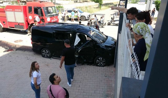 Antalya’da minibüs ile halk otobüsü çarpıştı: 3 yaralı