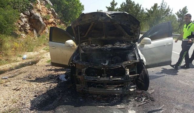 Antalya'da seyir halindeki cip alev alev yandı