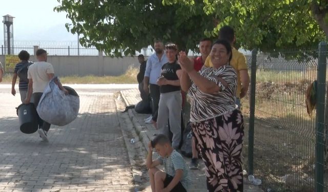 Arefe günü tahliyeleri başladı: Cezaevi önünde çifte bayram yaşandı