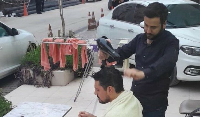 Berberde yer kalmadı, çareyi sokakta bularak traş etti!
