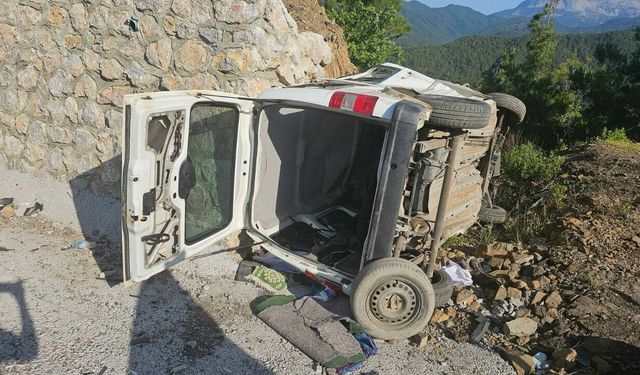 Direksiyon hakimiyetini kaybeden sürücü ağır yaralandı