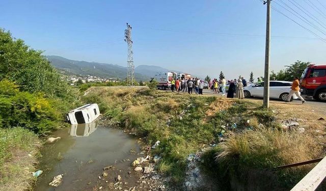 Hatay'da midibüs sulama kanalına uçtu: 4 yaralı