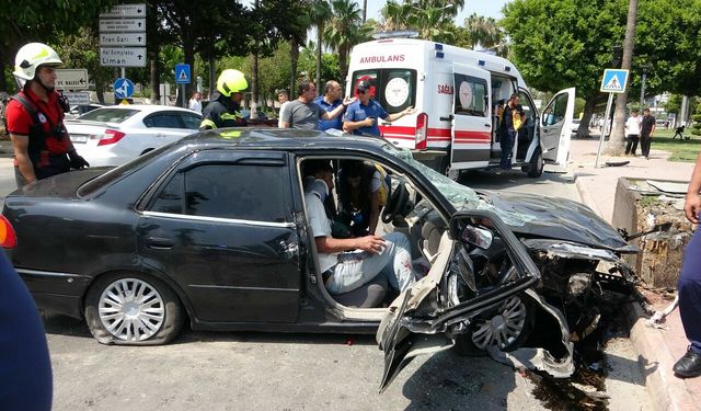 Kavşakta dehşet: Otomobil iki motosiklete çarptı, 1'i ağır 3 yaralı