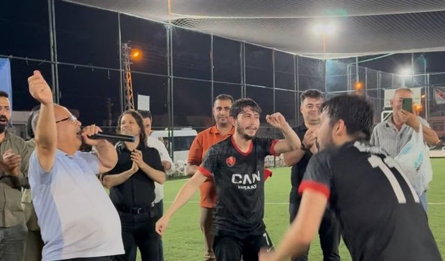 Kozan’da 22 yıl sonra Şampiyonluk coşkusu: Muhtar sahada göbek attı