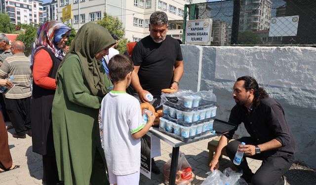 Kozan’da anlamlı anma Genç mühendis adına YKS sabahı simit ve ayran dağıtıldı