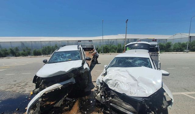 Manavgat’ta kafa kafaya çarpışma: 4 kişi yaralandı