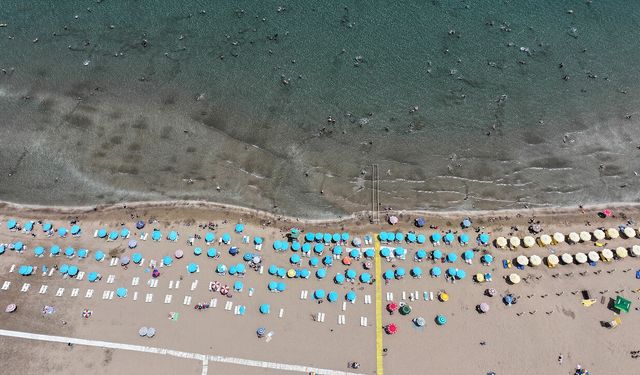Mersin sahilleri bayramda tatilcilerle doldu taştı