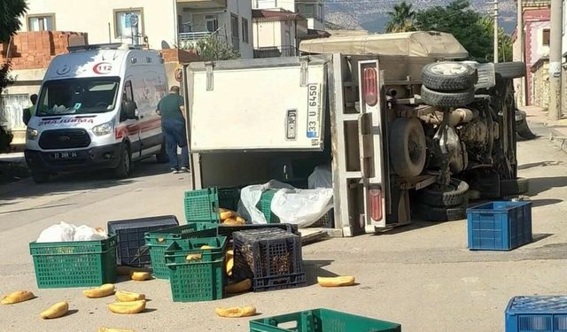 Mersin'de kamyonetler kavşakta çarpıştı: 1 yaralı