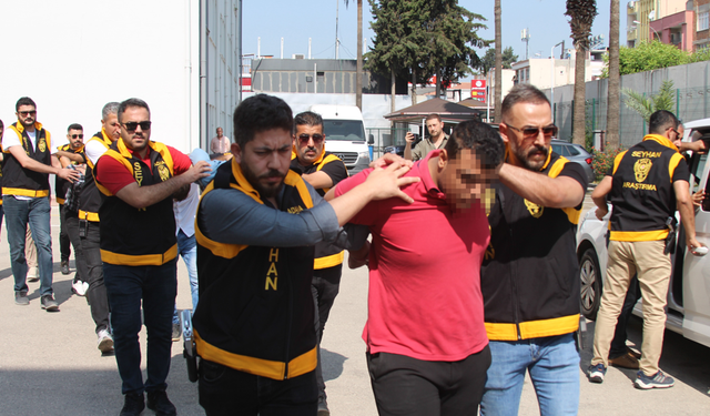 Okul duvarının dibinden kumarhane ve cephanelik çıktı! 5 tutuklama