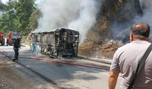 Seyir halindeki otobüs alev aldı, yangın ormana sıçradı!