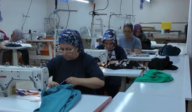Yüreğirli kadınlar tekstil atölyesinde hem üretiyor hem kazanıyor