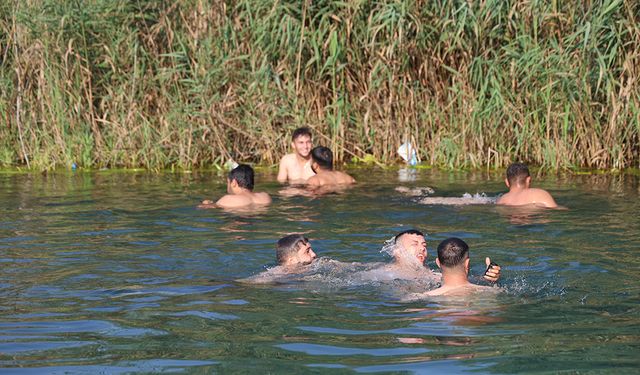 Adana 50 Dereceyi Gördü, Gençler Çözümü Gölette Buldu