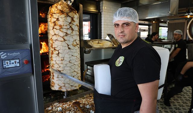 Kavurucu Adana sıcağına buzlu direniş: Döner ustalarından ilginç çözüm!