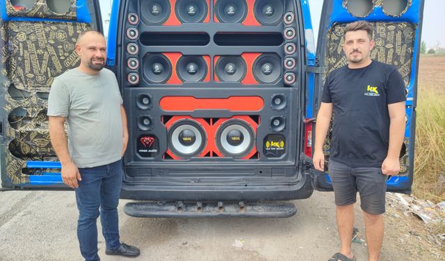 Kulakları oynatan güç! Adana’da minibüs içine kurulan ses sistemi 160 desibeli aştı