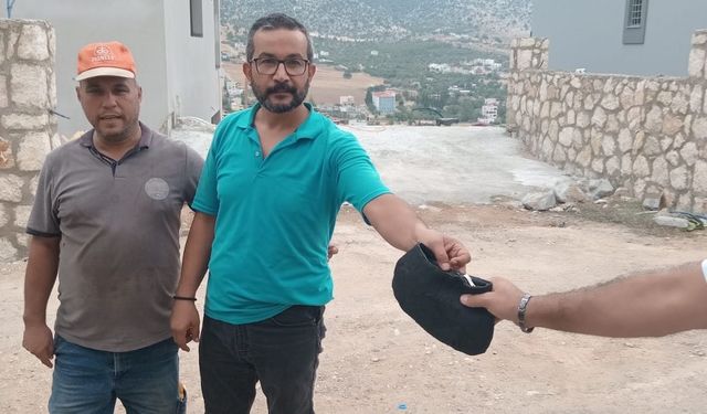 Adana’da belediye çalışanlarından insanlık dersi: Çöpte buldukları cüzdanı sahibine teslim ettiler