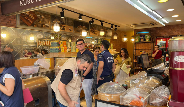 Adana’da kuru yemişçide böceklenen ürünler imha edildi