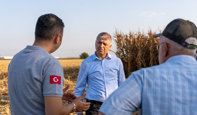 Adana’da Mısır Hasadı Devam Ediyor: İl Müdürü Bayazıt Üreticilerle Buluştu