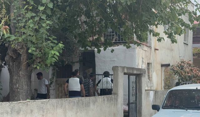 Adana’da Silahlı Dehşet! Polis Araçlarını Hedef Aldı