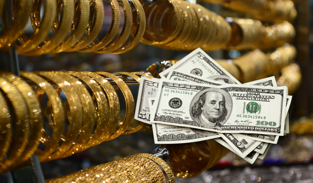 Dolar aldı başını gidiyor! Altın ise haftaya 4.400 TL ile başladı