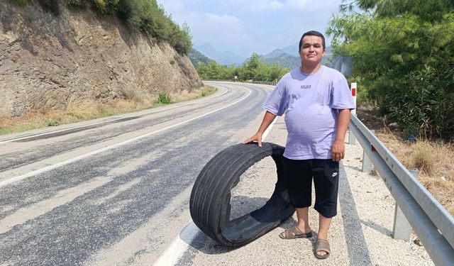Yolda kalan kamyon lastiği kazaya neden oldu: O anlar kameralara yansıdı