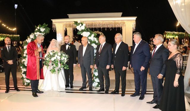 Siyaset ve Sendika dünyası Oğuzhan ve Dilara'nın düğününde buluştu
