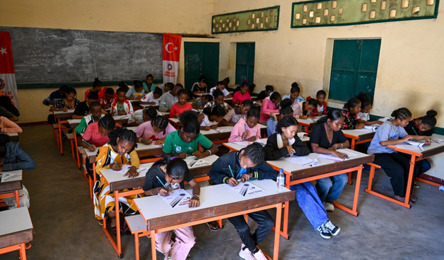 Adana merkezli dernek ve Maarif Vakfı’ndan Madagaskar’da eğitim sınavı