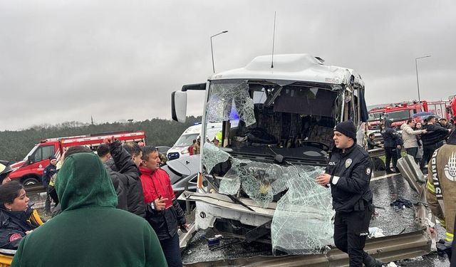 Sabah saatlerinde facia: Polisleri taşıyan araç kaza yaptı